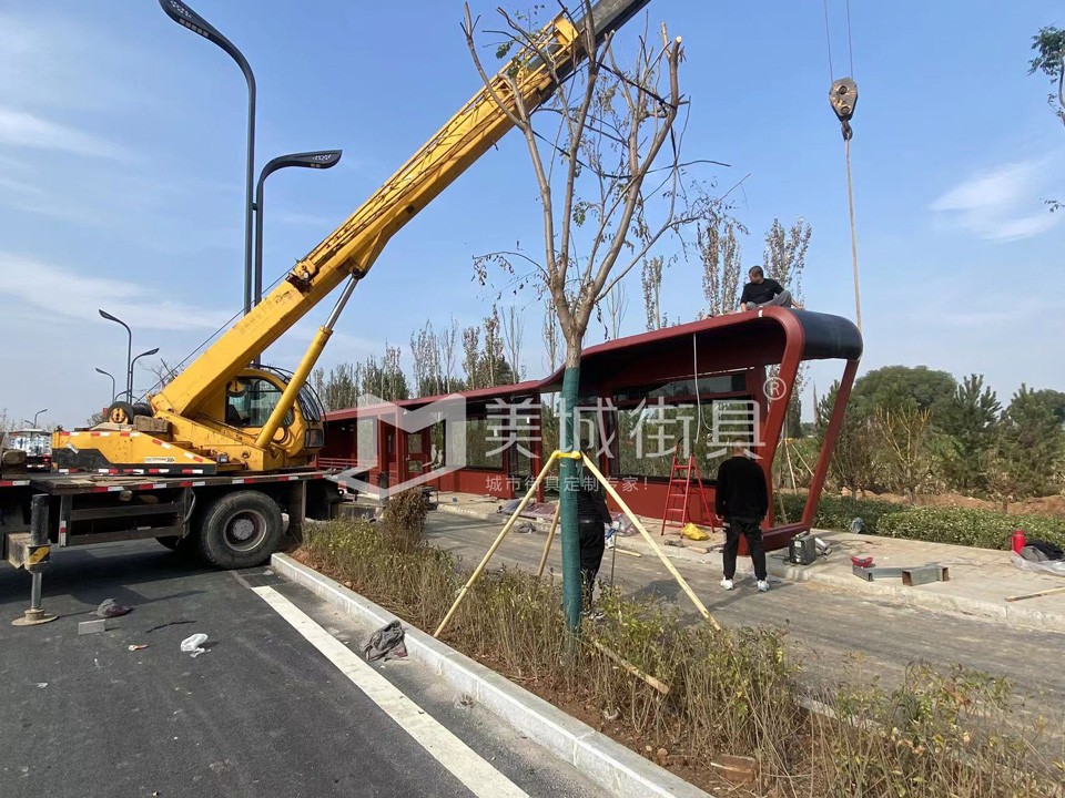 候車(chē)亭實(shí)景圖